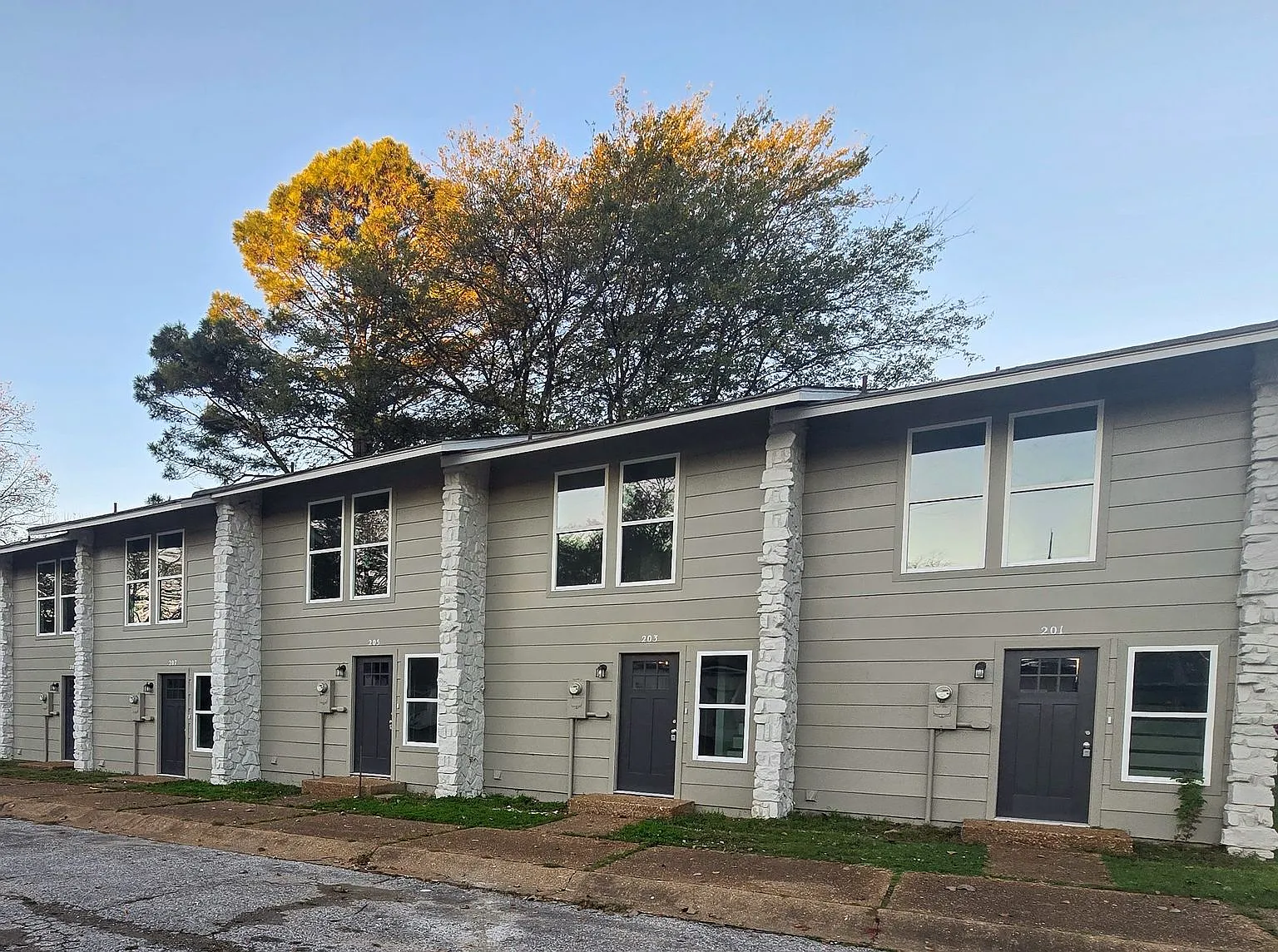 Newly Remodeled 2/1.5 Townhouse in Newport! — Photo 1