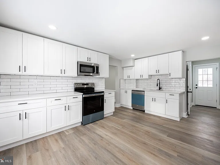 181 W 7th Ave — Photo 4