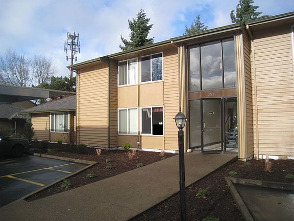 5th image of 1215 NE Grant St Unit B