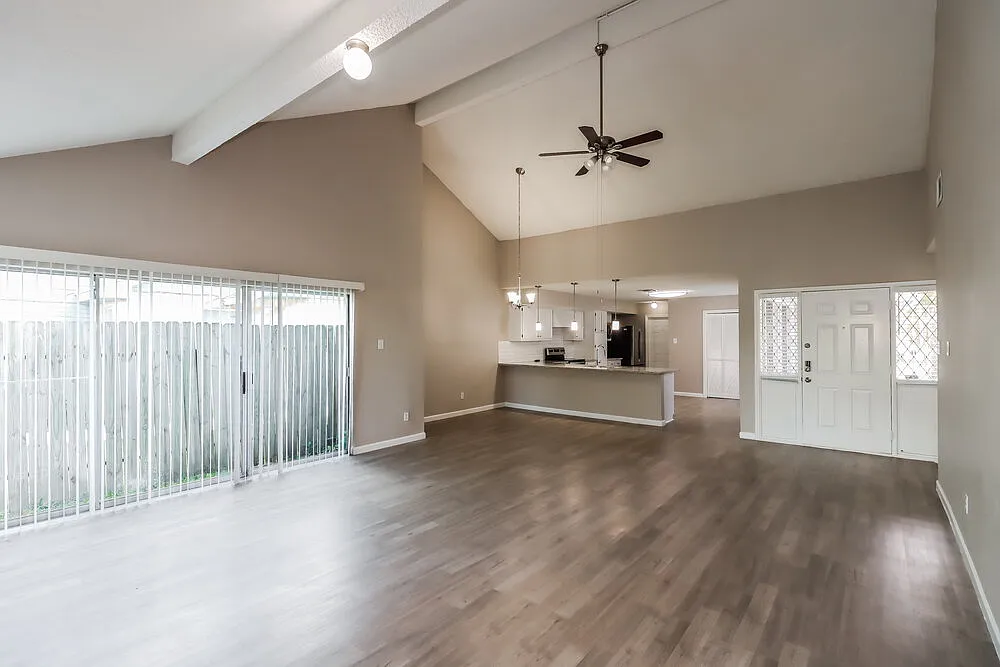 3 bed, 2.0 bath, 1867 sqft, $2,410 — Photo 4