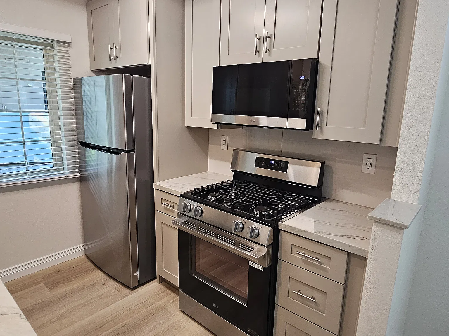 2 bed, 900 sqft, $3,000 — Photo 2