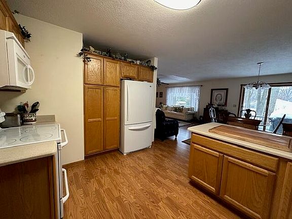 4th image of 975 Springwood Dr