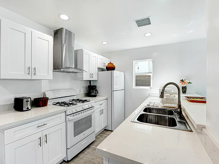 5554 Capistrano Ave — Photo 17