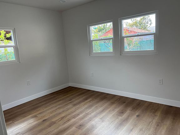 5th image of 949 E Hyde Park Blvd