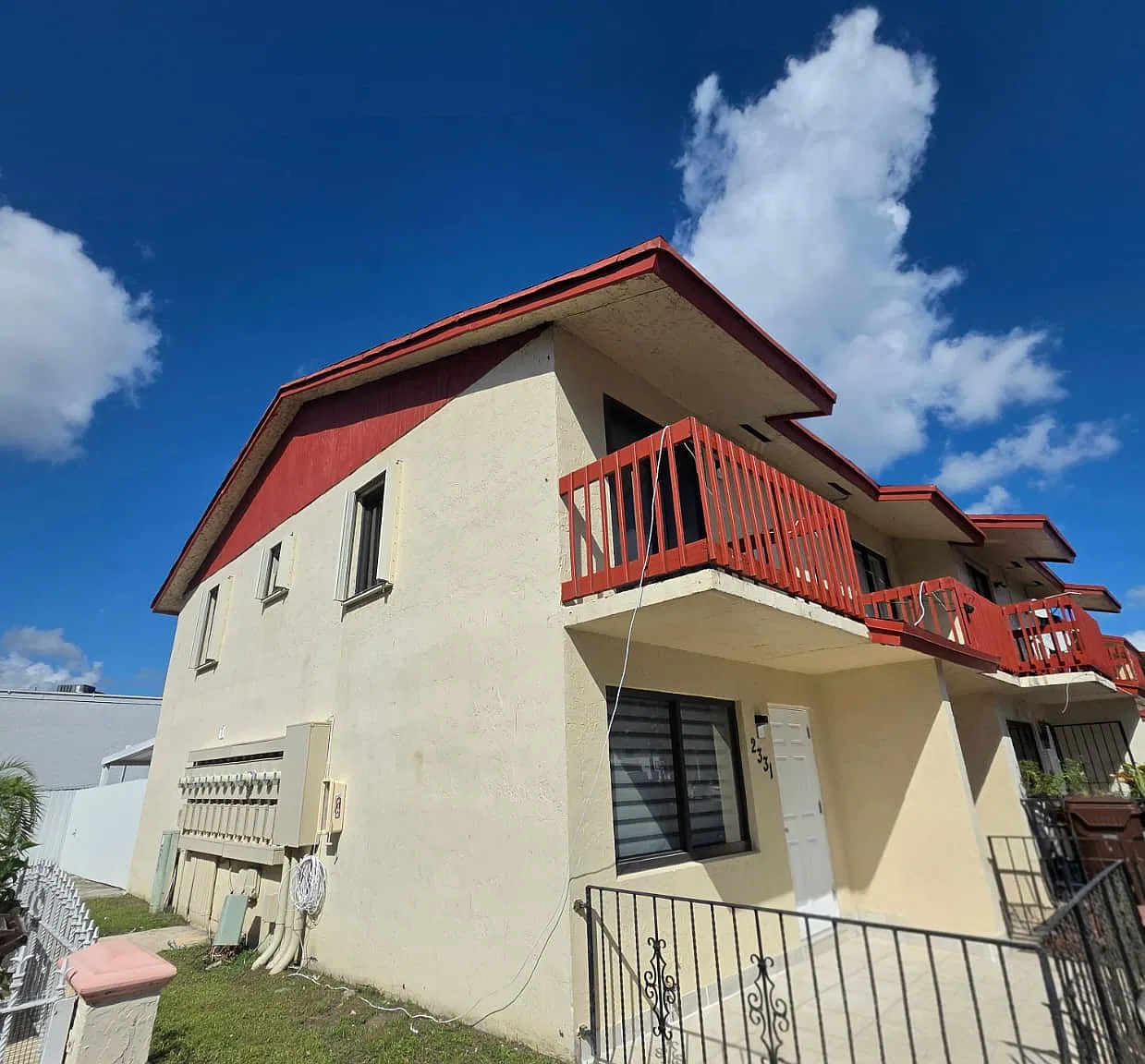 2 bed, 1.5 bath, 825 sqft, $2,300 — Photo 2