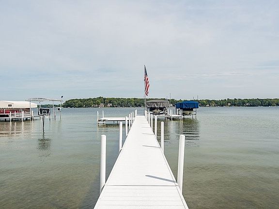 3rd image of 746 S Clear Lake Dr