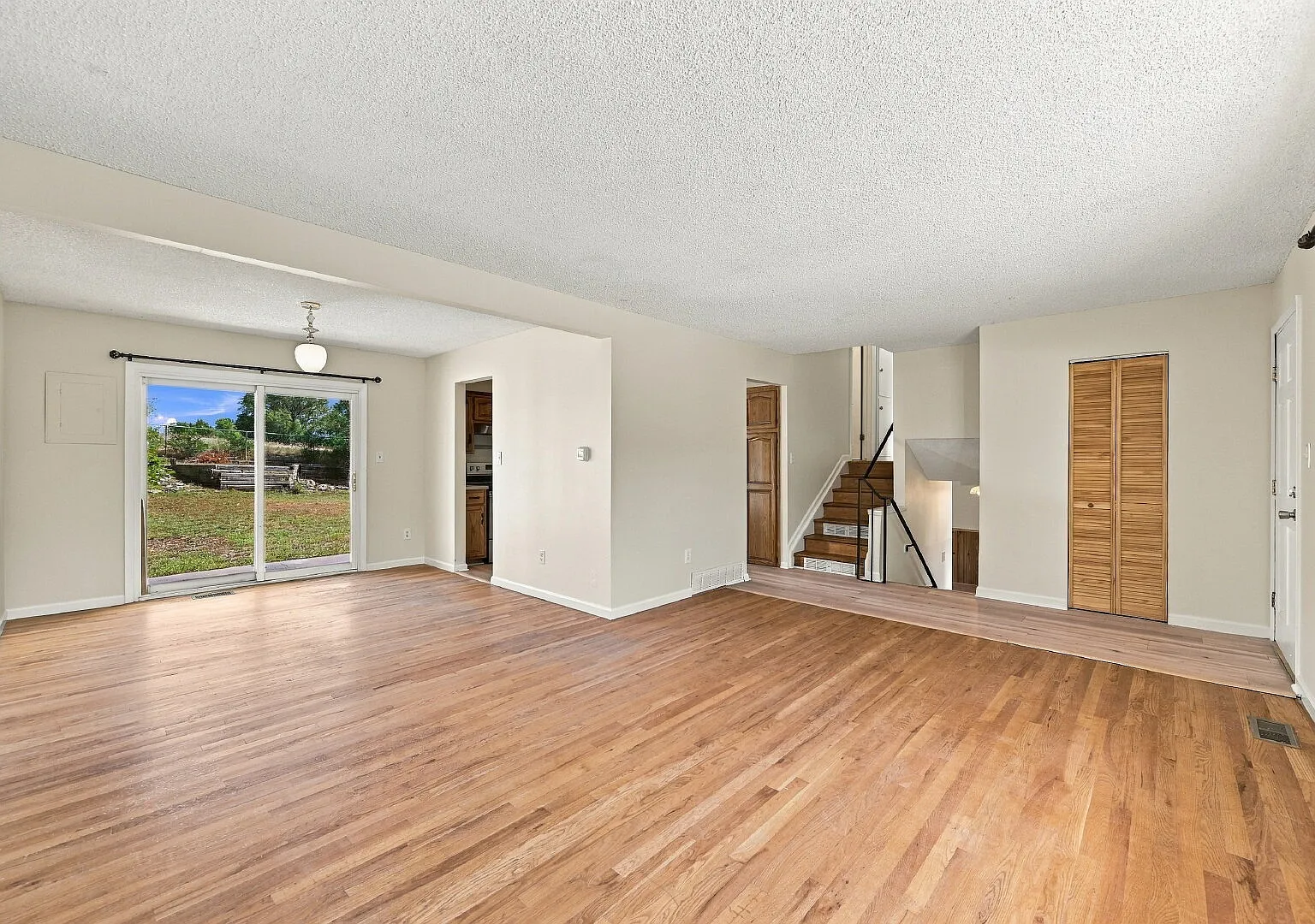4 bed, 3.0 bath, 2201 sqft, $100 — Photo 3