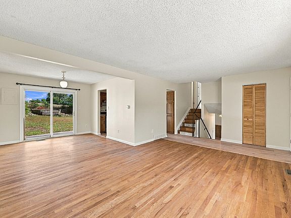 3rd image of 929 Cardinal St