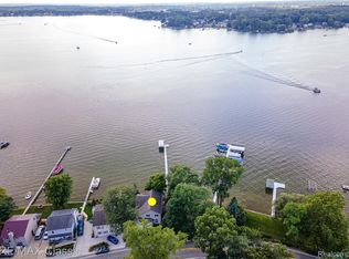 11540 E Shore Dr, Whitmore Lake, MI 48189