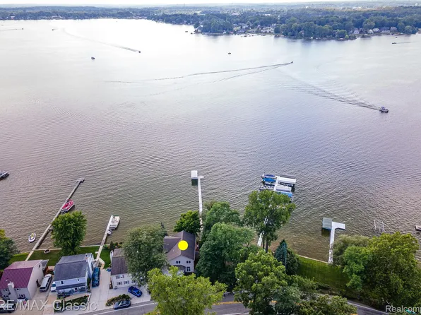 11540 E Shore Dr, Whitmore Lake, MI 48189