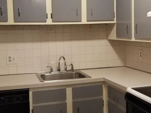2094 Phillips Rd APT 32, New Bedford, MA 02745