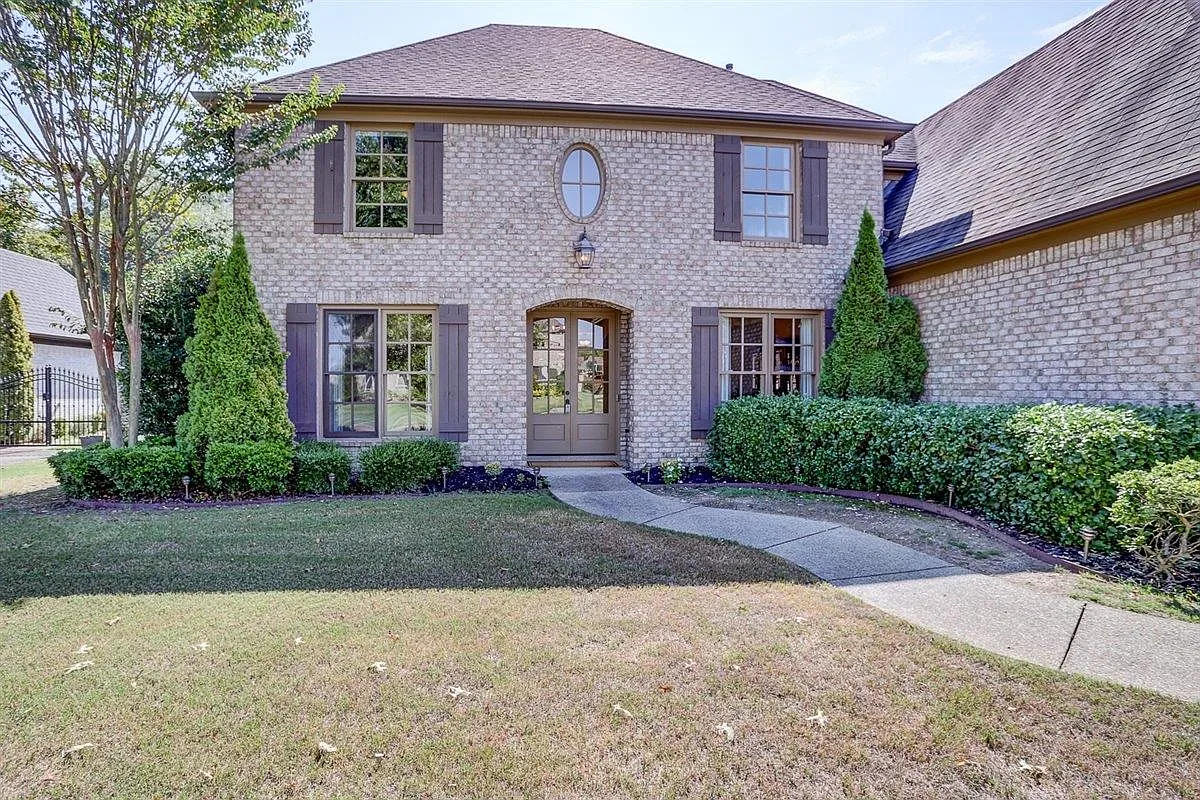 5 bed, 4.5 bath, 4268 sqft, $4,000 — Photo 2