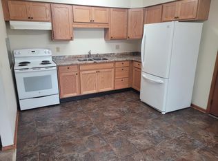 2142 Fairland Dr, Sycamore, IL 60178