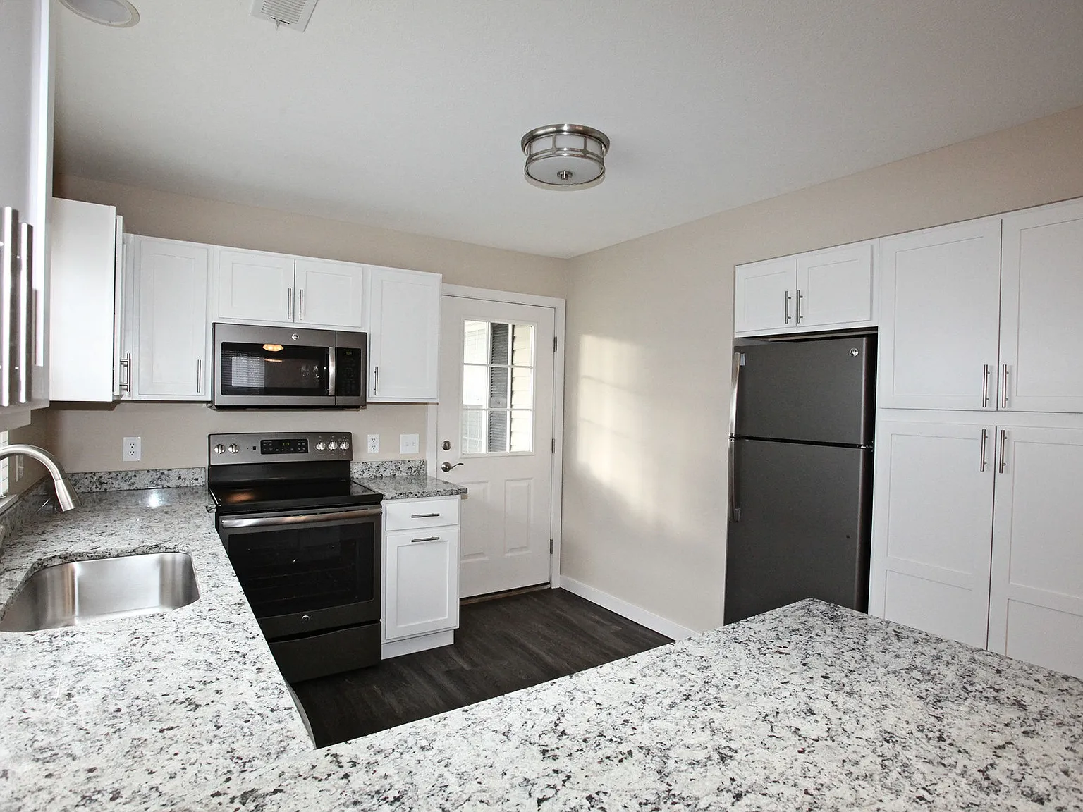 Stonebrooke Village Apartments — Photo 3
