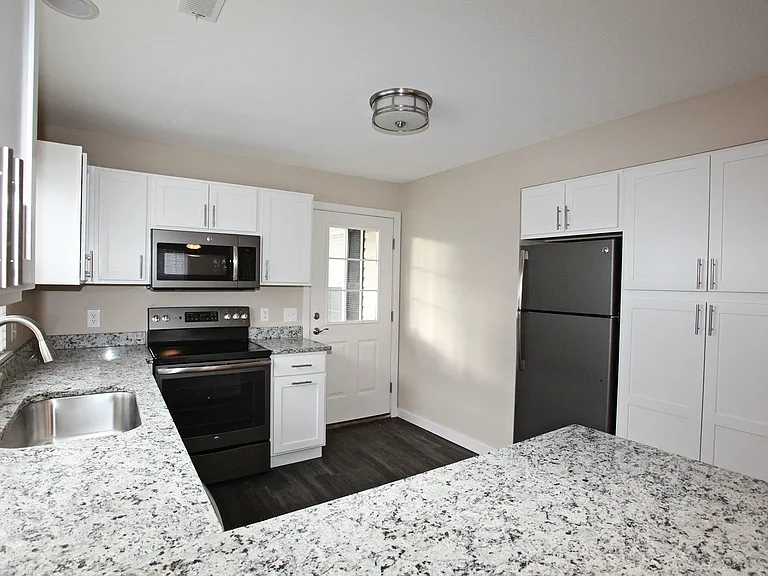 Stonebrooke Village Apartments — Photo 3