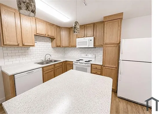 1375 Everett Ct #302 — Photo 2