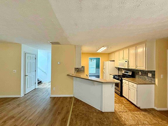 5th image of 661 Simon Park Cir