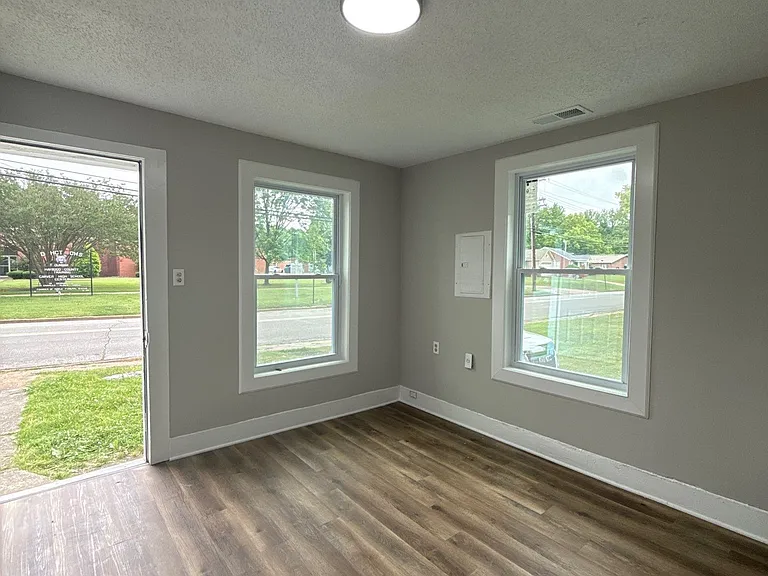 612 E Jefferson St — Photo 3