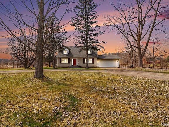 2nd image of 4837 Mack Rd