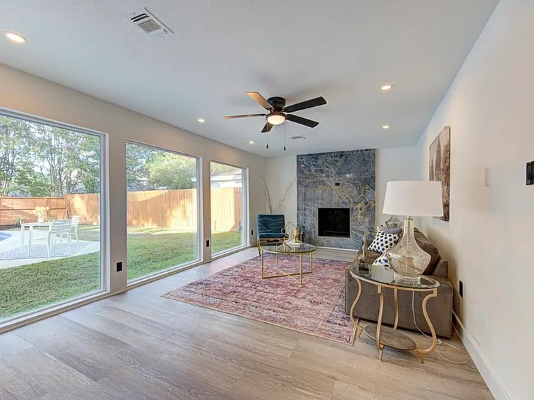 11010 Wickersham Ln — Photo 6