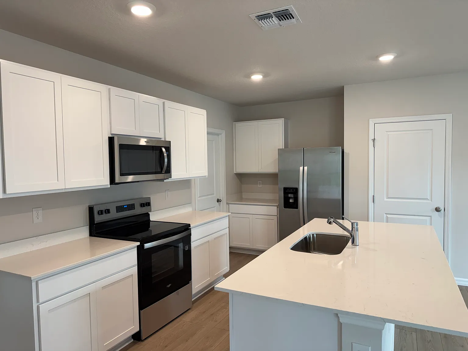 5 bed, 2447 sqft, $2,850 — Photo 3