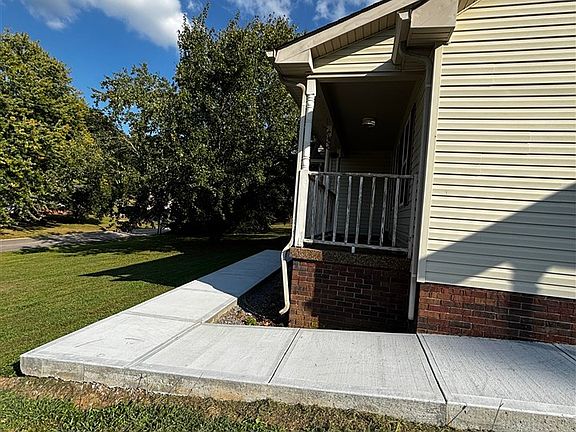 4th image of 145 Spring Valley Dr