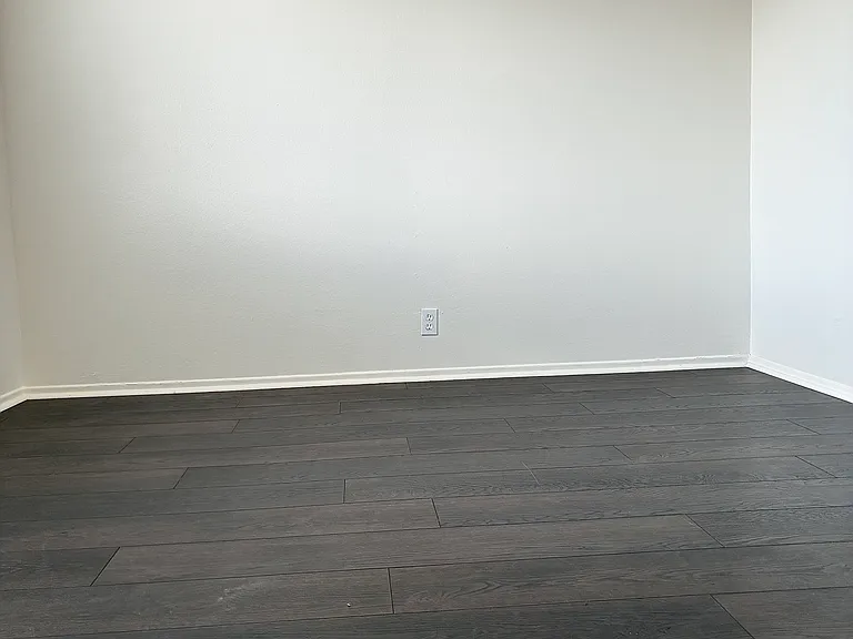 12501 Kornblum Ave #4 — Photo 8