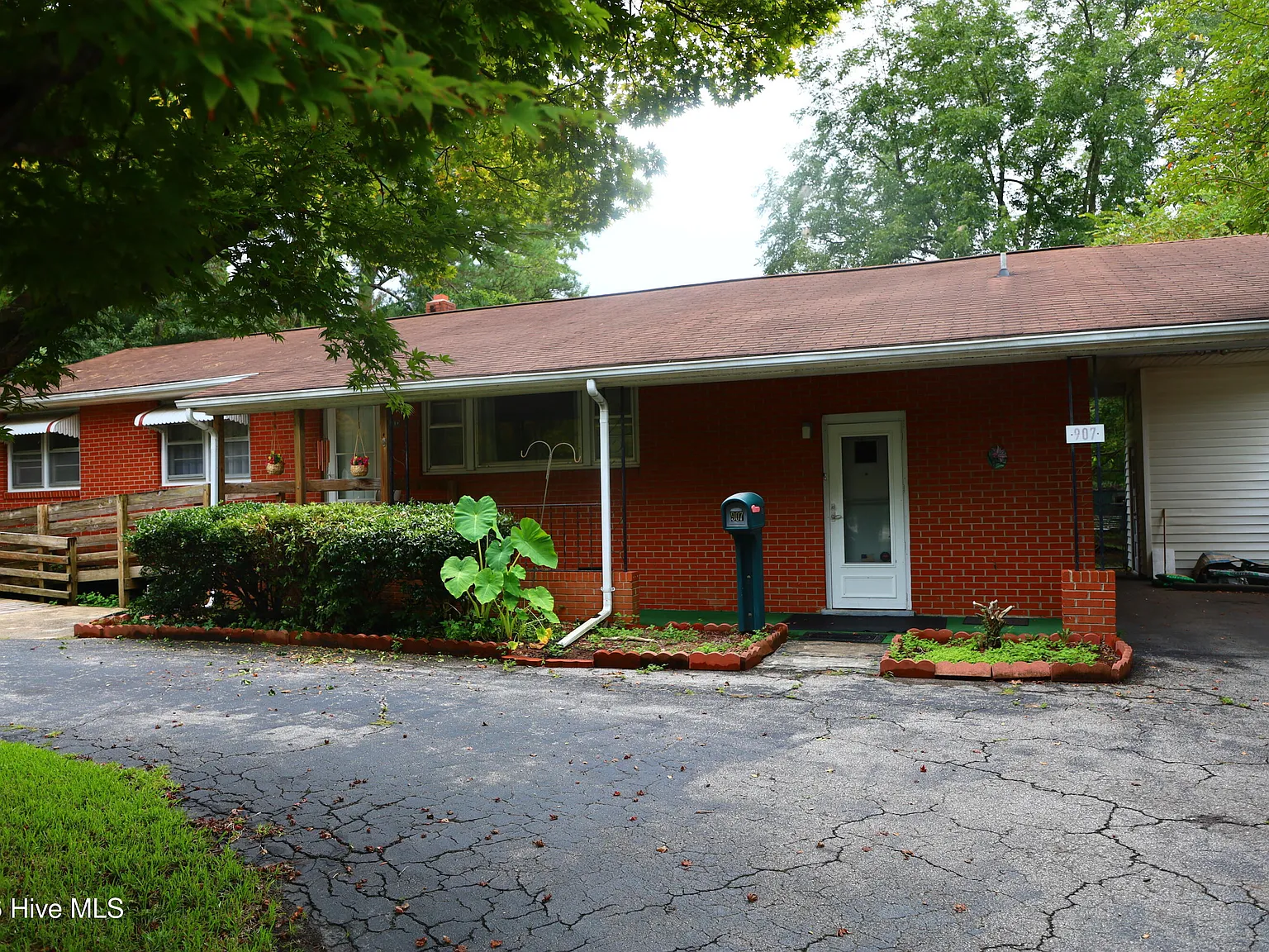 3 bed, 1.5 bath, 1400 sqft, $1,495 — Photo 3