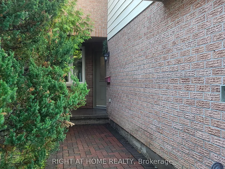 59 Havenhurst Cres — Photo 2