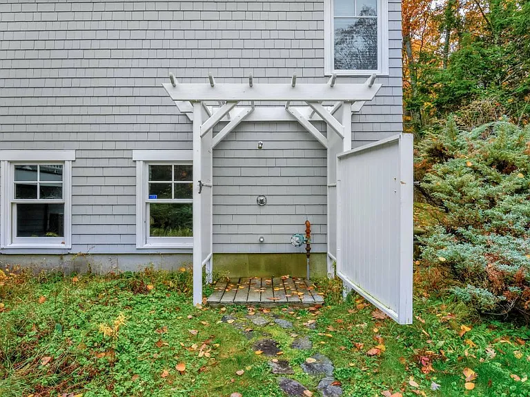 46 Woodland Hls — Photo 16