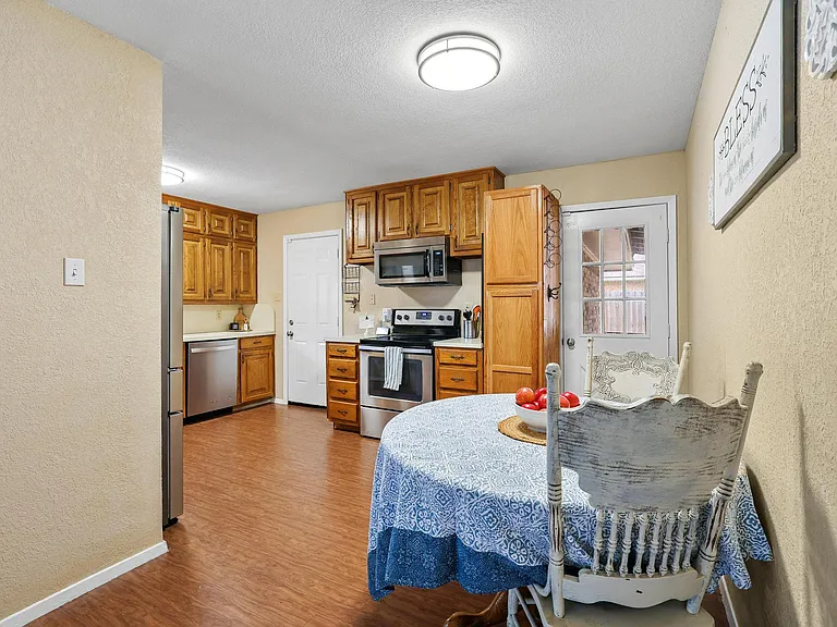 713 Patricia Dr — Photo 15