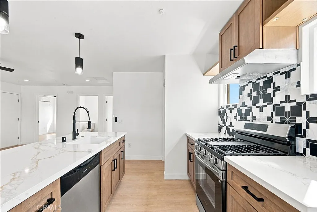 2 bed, 915 sqft, $3,204 — Photo 2