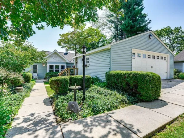 51479 Summit St, Paw Paw, MI 49079