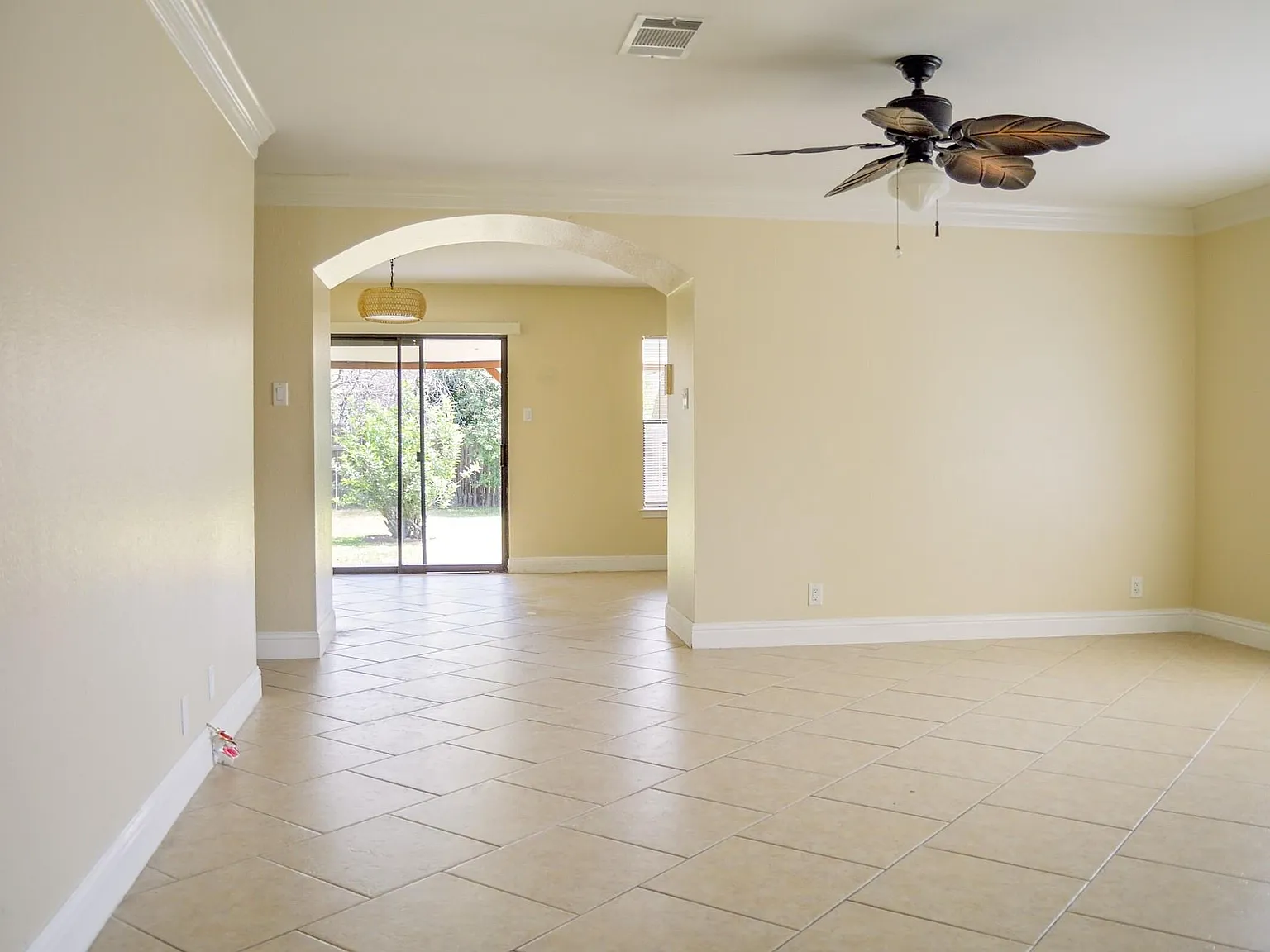 3 bed, 2.0 bath, 1191 sqft, $2,000 — Photo 4