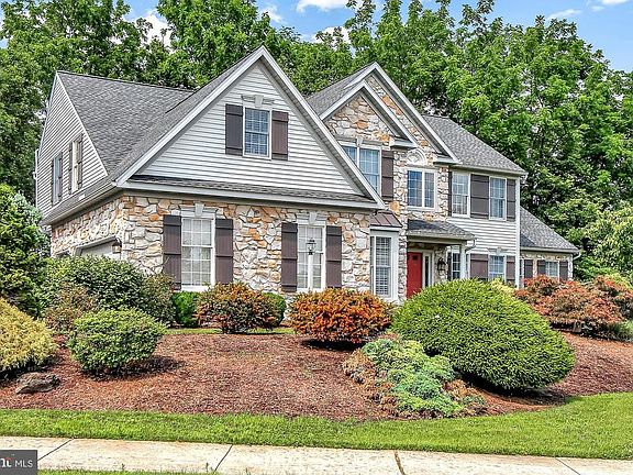 2nd image of 3211 Harwood Ln