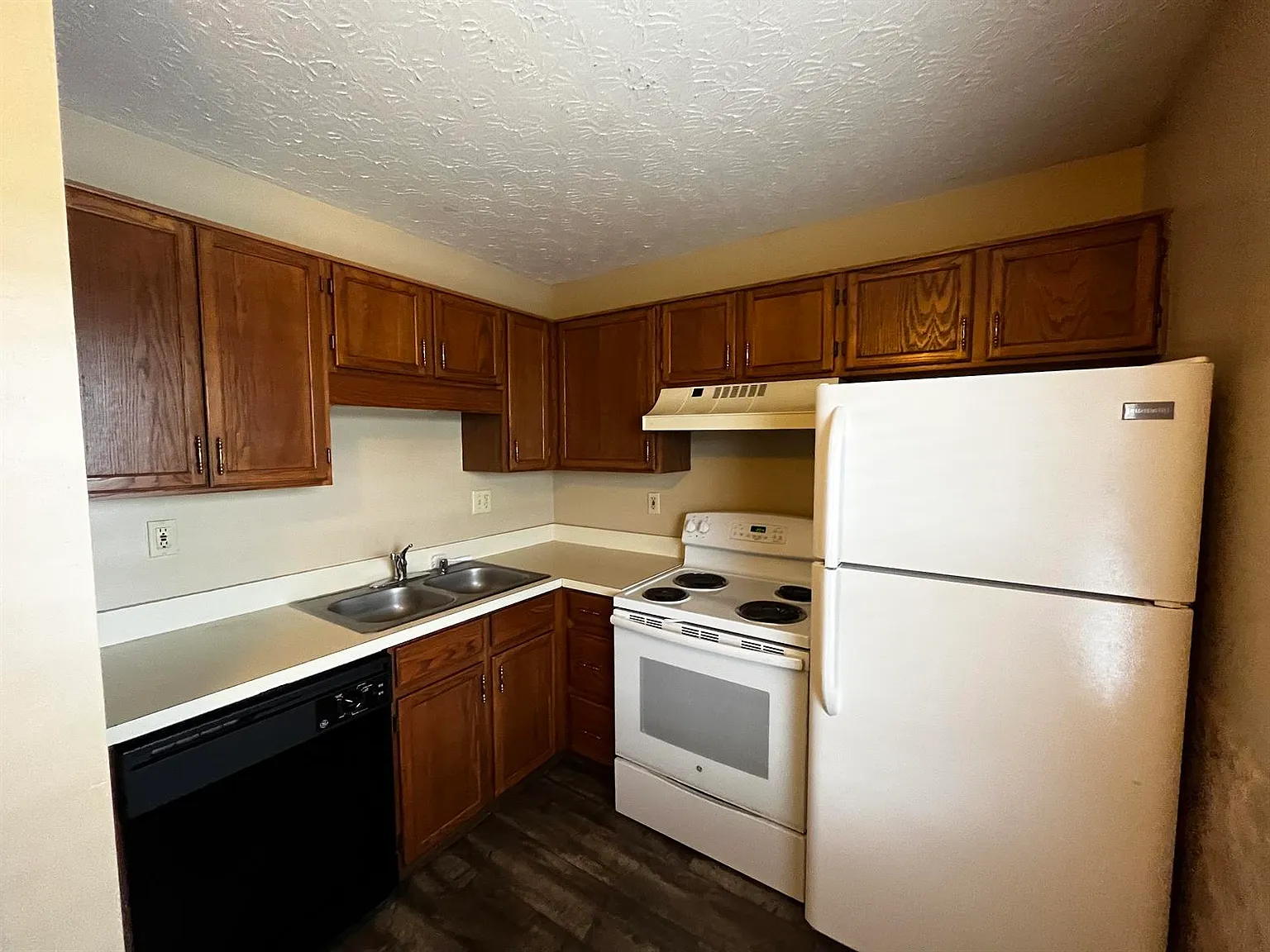 2 bed, $975 — Photo 1