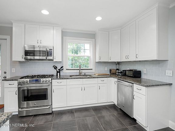 5th image of 1678 Woodmere Dr