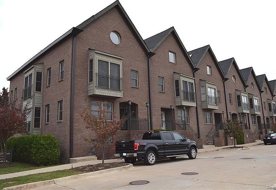 1st image of 33242 Slocum Dr #1