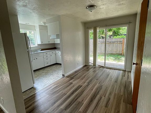 4th image of 315-325 Lobelia Ave