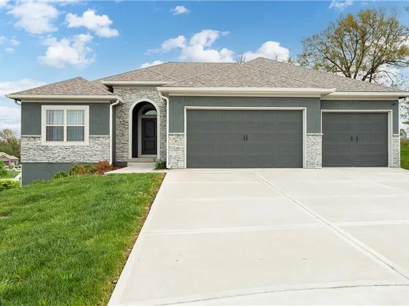 813 SE Pine Ct, Blue Springs, MO 64014