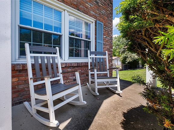 4th image of 144 Brookdale Cir