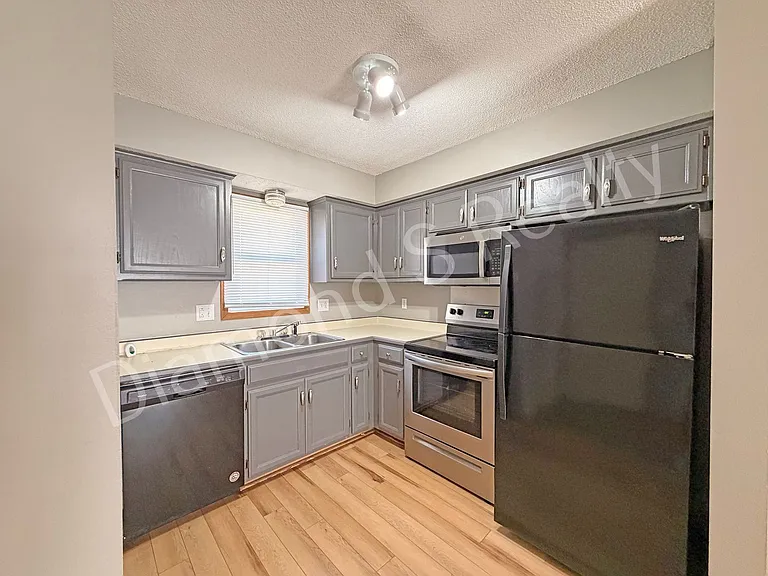 1505 W Rainey Duplex — Photo 7