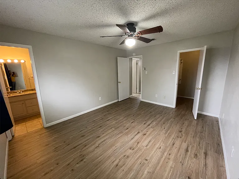Master bed/bath/walk in closet with organizers