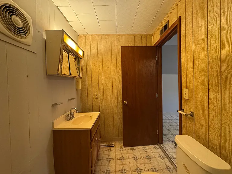 207 E Oak St — Photo 14