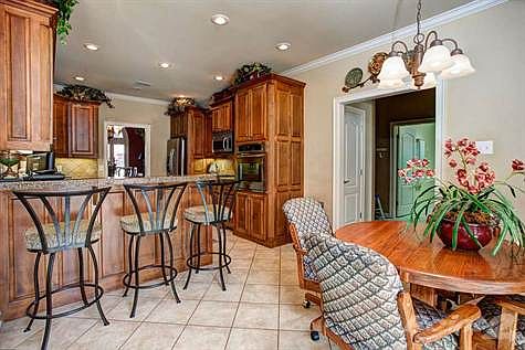 Kitchen Breakfast Bar & Table
