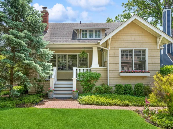888 Cherry St, Winnetka, IL 60093