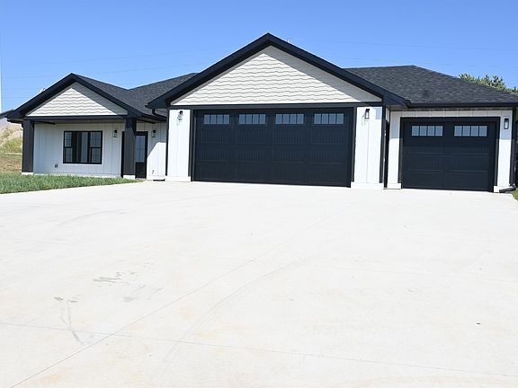 2nd image of 210 Robin Ln