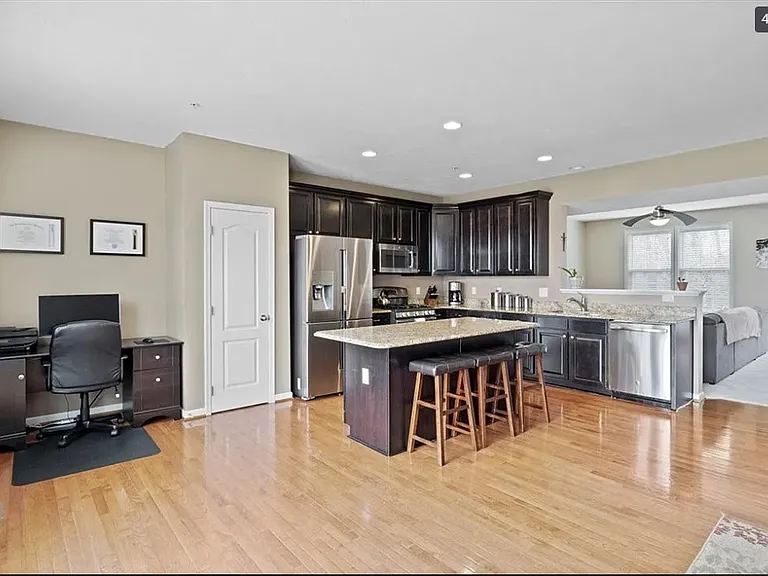 218 Linehan Pl — Photo 4
