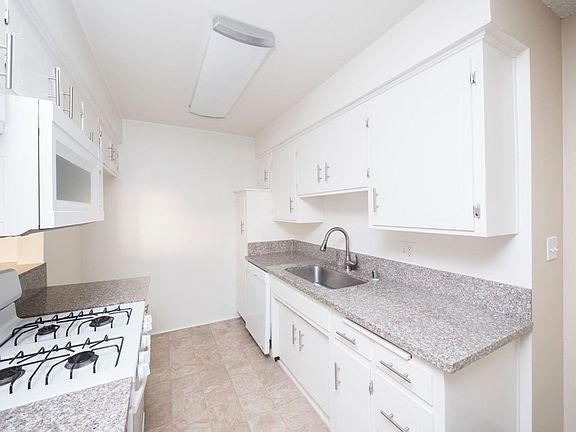 4th image of 817 S Saint Andrews Pl #80101