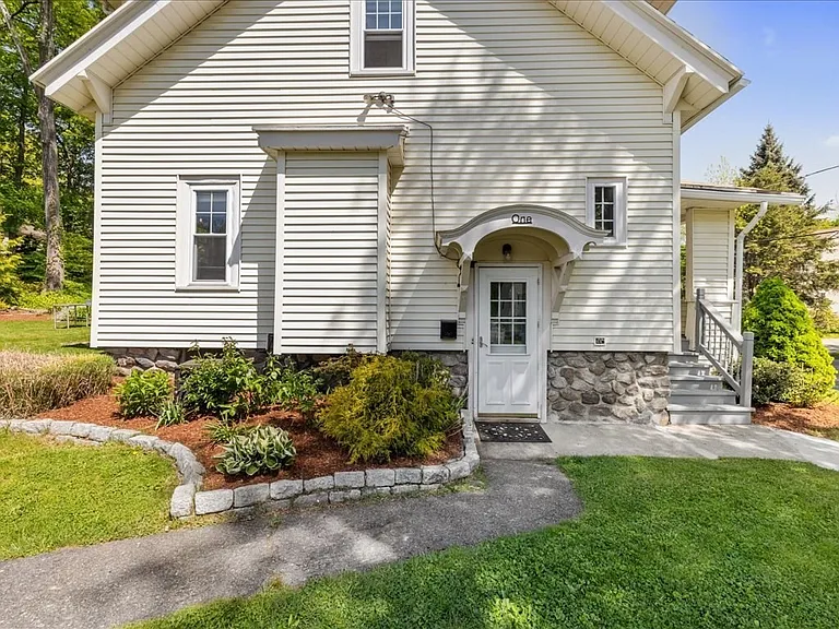 1 Wildrose Ave — Photo 1